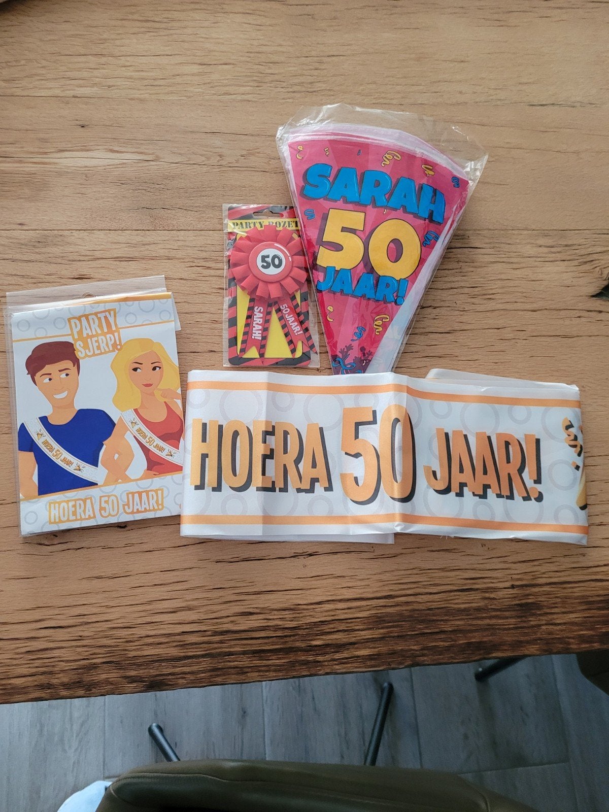 Feestartikelen 50 jaar: Sarah, slinger, sjerp, rozet, Ophalen of Verzenden, Nieuw, Feestartikel, Abraham of Sarah