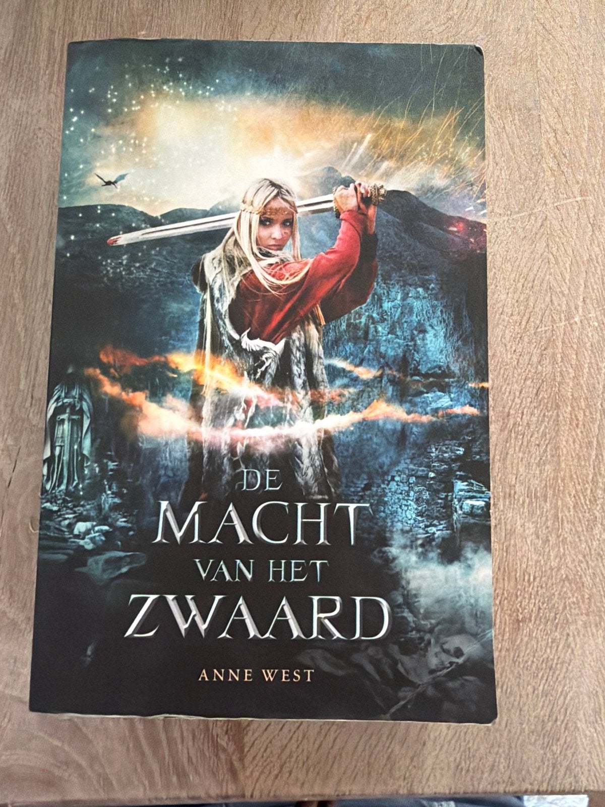 De Macht van het Zwaard - Anne West (Fantasy Boek), Ophalen of Verzenden, Gelezen