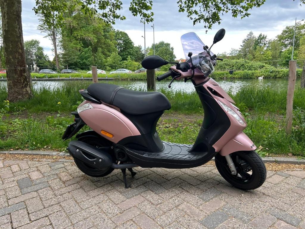 Piaggio Zip 4T uit 2021, Fietsen en Brommers, Scooters | Piaggio, Ophalen, Zip, Zo goed als nieuw, Benzine