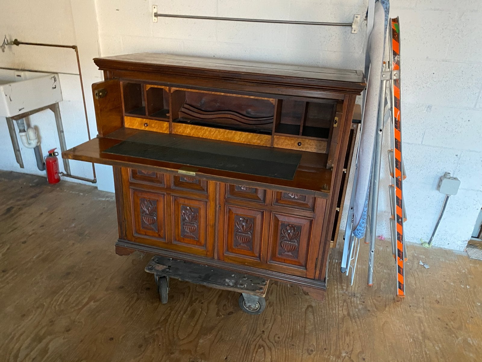 Antiek houten secretaire met sierlijk houtsnijwerk, Antiek en Kunst, Antiek | Kantoor en Zakelijk, Ophalen