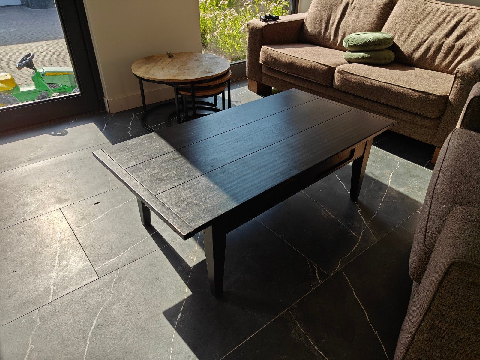 Bijna gratis donkerbruine houten salontafel met lades, Ophalen, Gebruikt, 100 tot 150 cm, 50 tot 100 cm