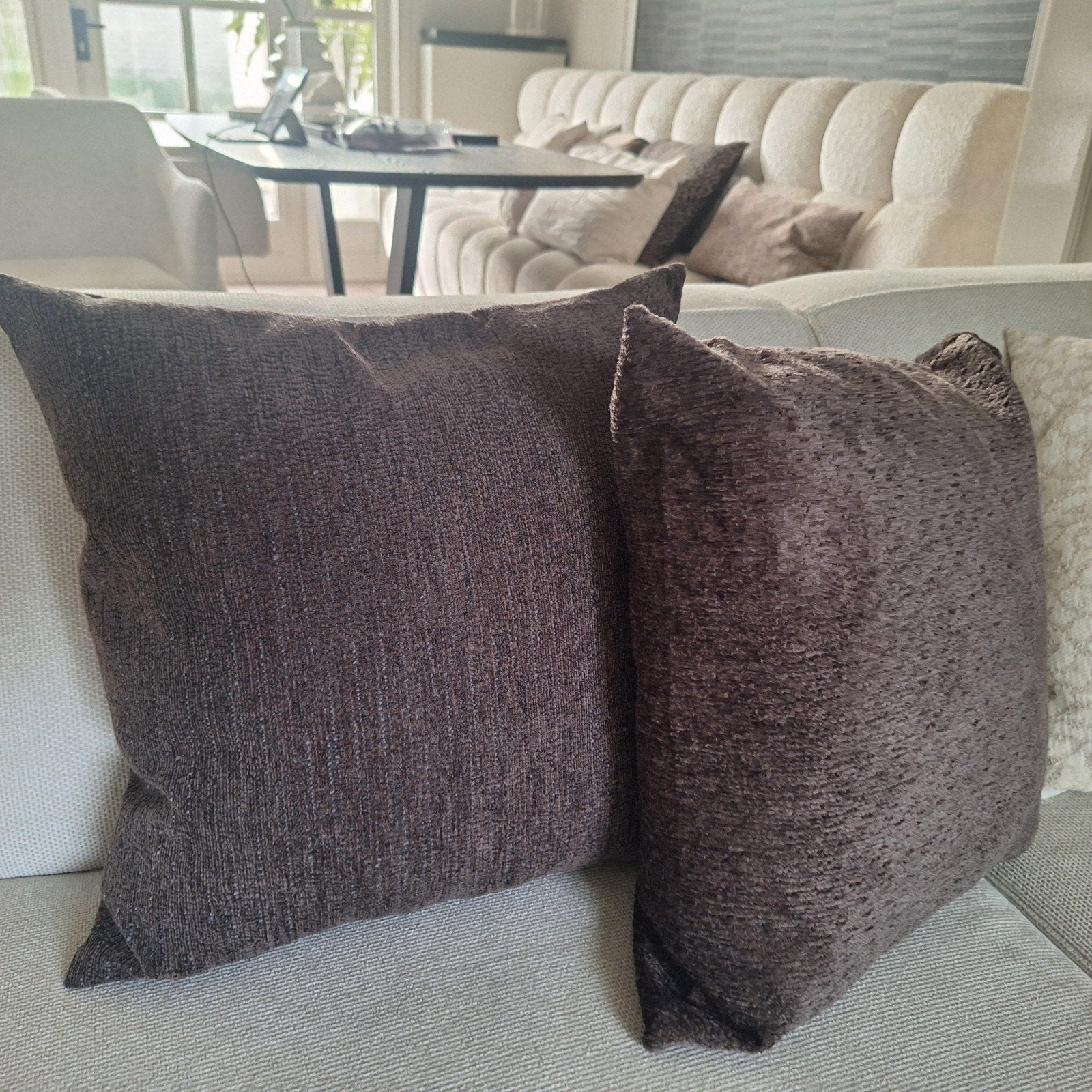 set van 2 donkerbruine kussens boucle achtig nieuw, Bruin, Vierkant, Nieuw, Ophalen of Verzenden