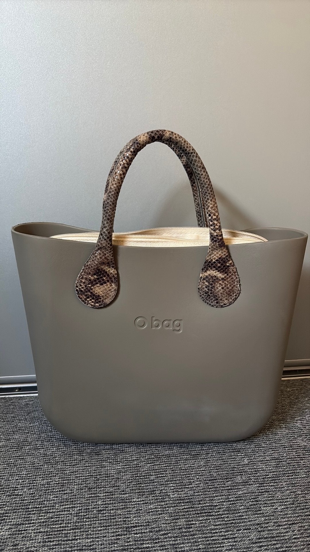 Prachtige taupe O-Bag met reptiel leder hengsel, Ophalen of Verzenden, Gebruikt, Bruin, Shopper