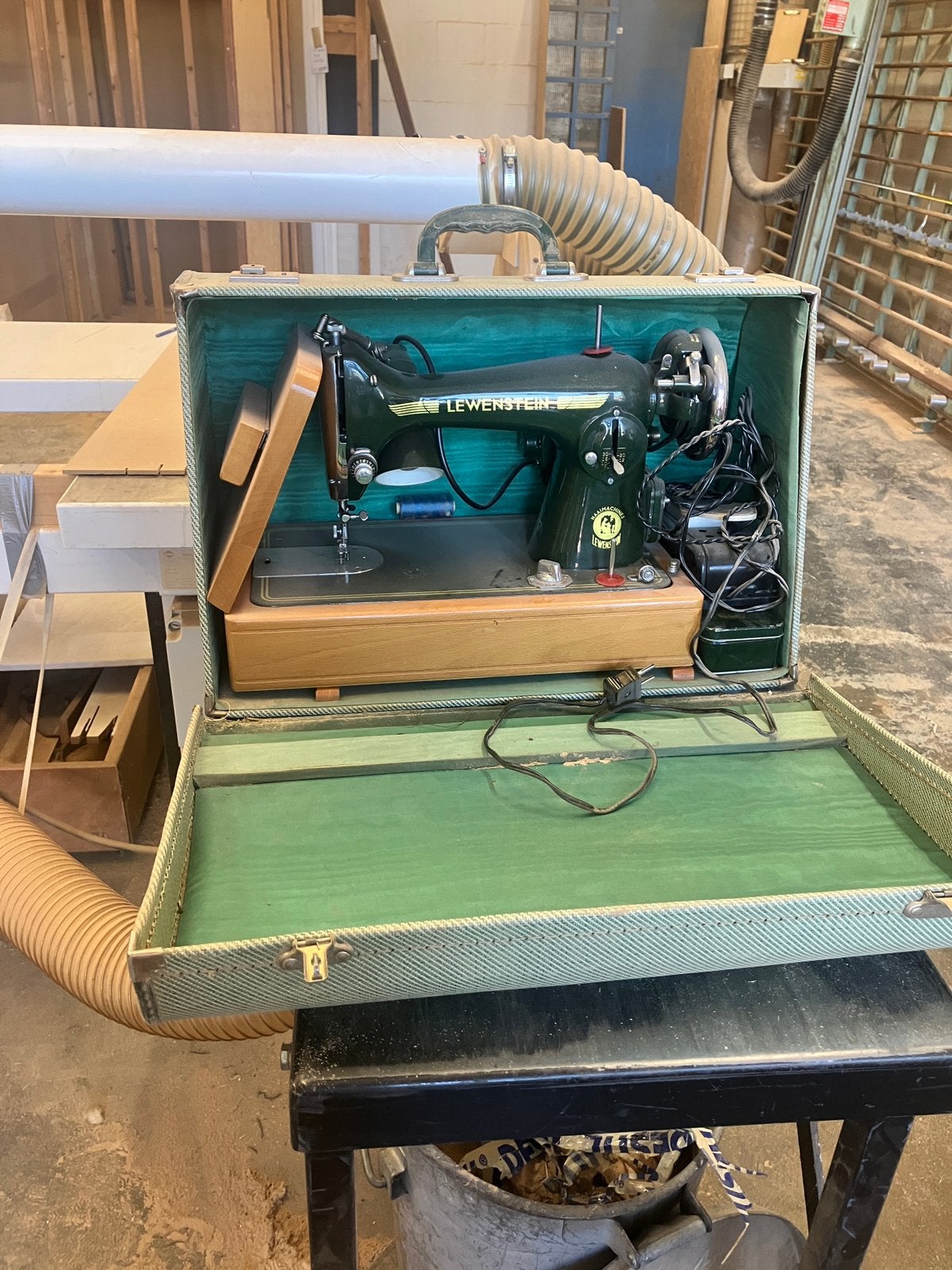 Lewenstein naaimachine, Ophalen
