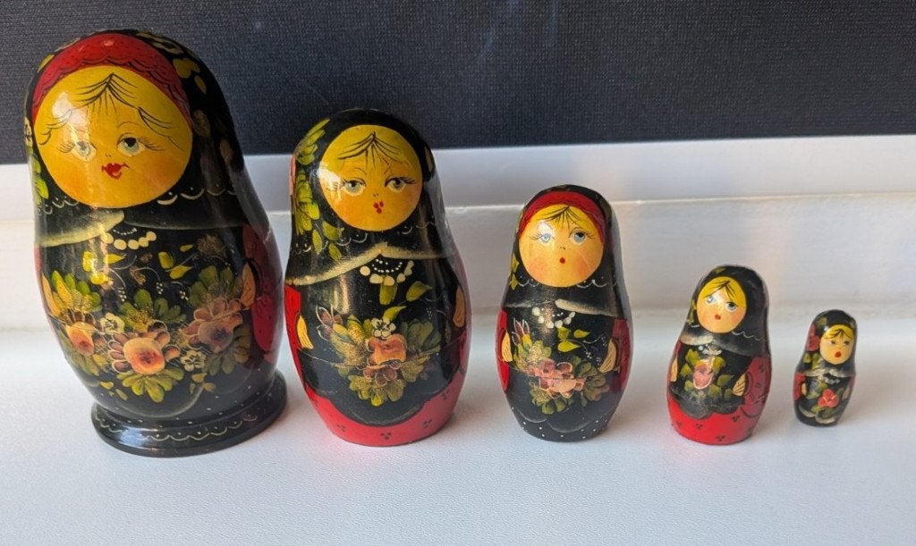 Kleine 5-delige Matroesjka poppen zwart rood Russisch, Ophalen of Verzenden, Zo goed als nieuw