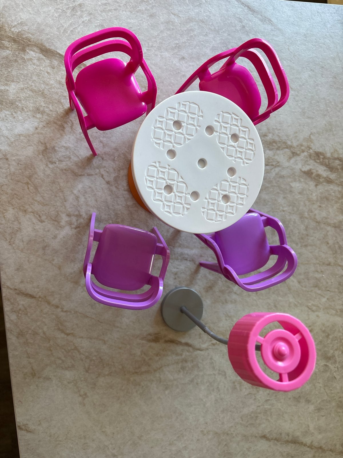 Poppenmeubels: Tafel, 4 stoelen en lamp, Ophalen of Verzenden, Gebruikt, Barbie