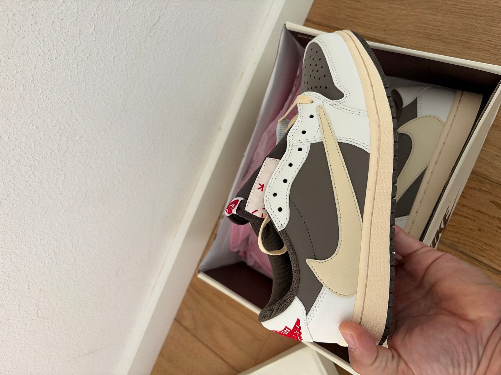 Air Jordan 1 Travis Scott Reverse Mocha - Maat 42, Ophalen of Verzenden, Nieuw, Bruin, Sneakers of Gympen