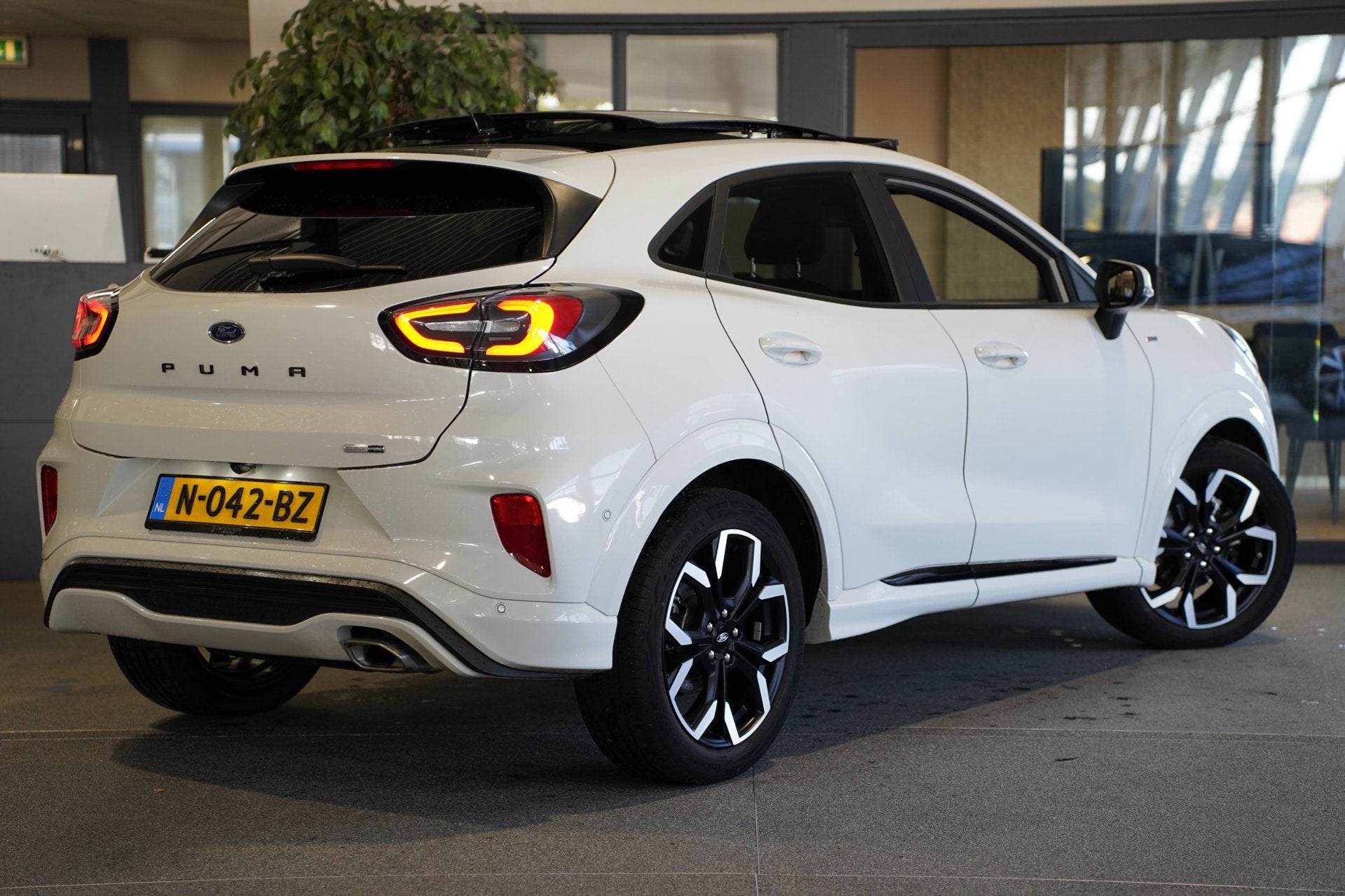 Ford Puma 1.0 EcoBoost Hybrid ST-LIne X Pano Trek B&O Leder, Auto's, Dealer onderhouden, 125 pk, Leder en Stof, Wit