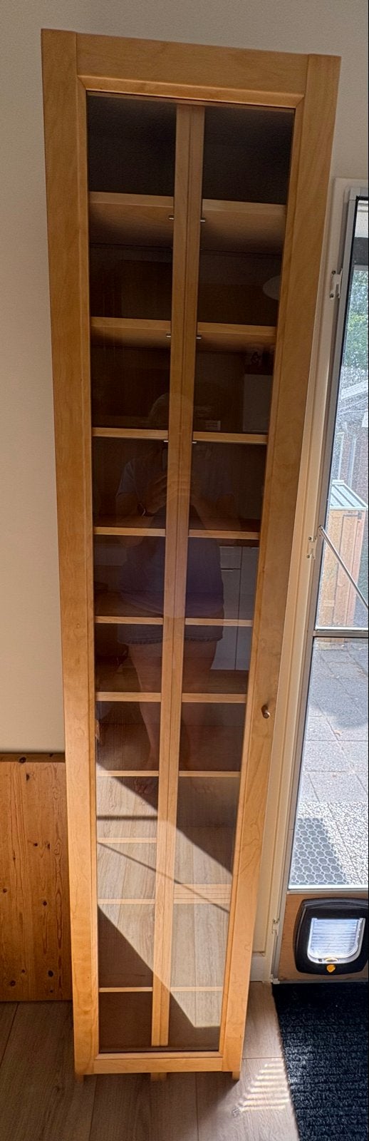 2x IKEA Gnedby wandmeubel met glazen deur, beuken fineer, Huis en Inrichting, Woonaccessoires | Cd- en Dvd-rekken, Ophalen, Gebruikt
