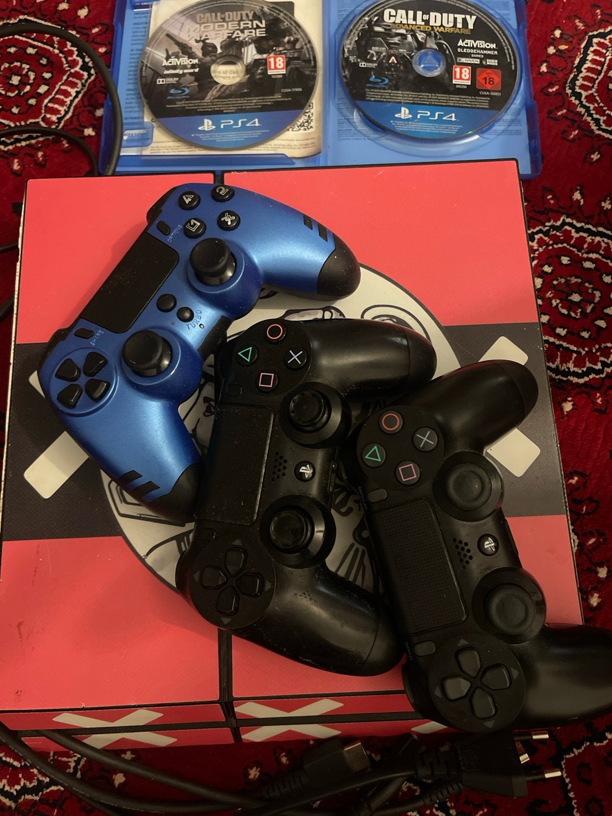 PlayStation 4 met 3 controllers en 2 games, Ophalen of Verzenden, Original, Met 3 controllers of meer, 500 GB