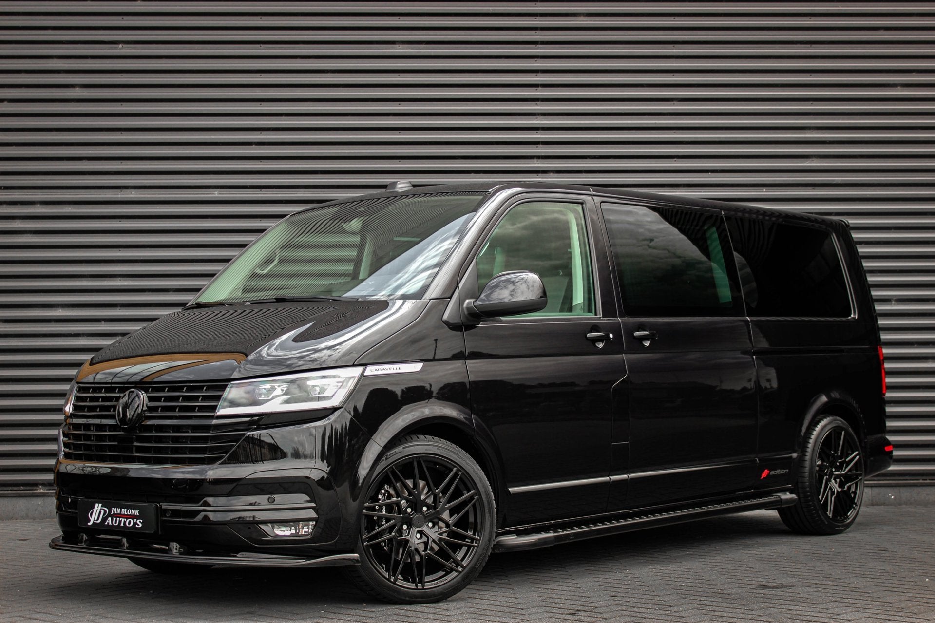 Volkswagen Transporter 2.0 TDI L2H1 CARAVELLE 204PK DC DUBBE, 4 cilinders, Volkswagen, 2020 kg, Zwart