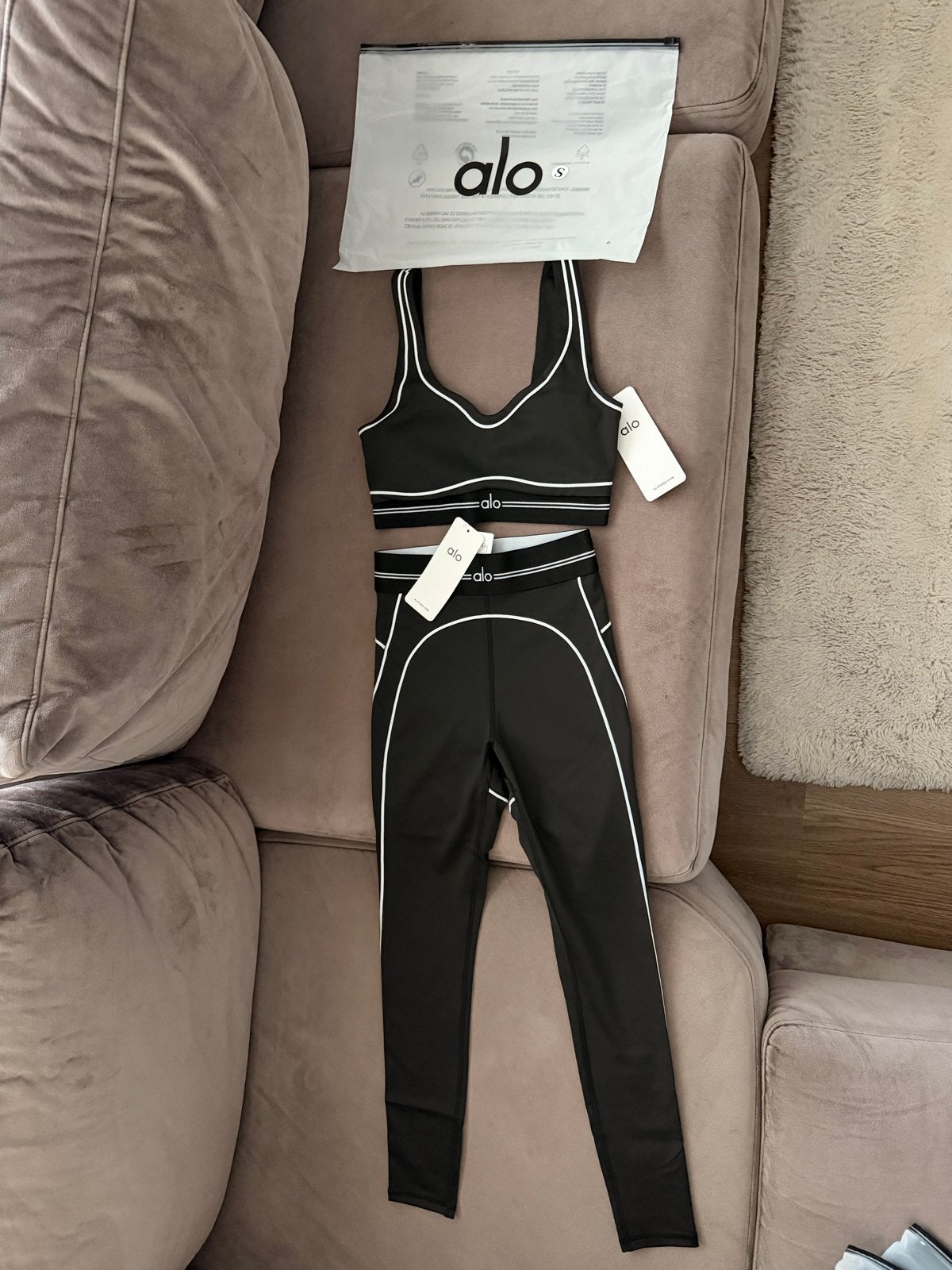 Nieuwe Alo Yoga sportset - Ongebruikt, Kleding | Dames, Sportkleding, Ophalen, Zwart, Nieuw, Fitness of Aerobics