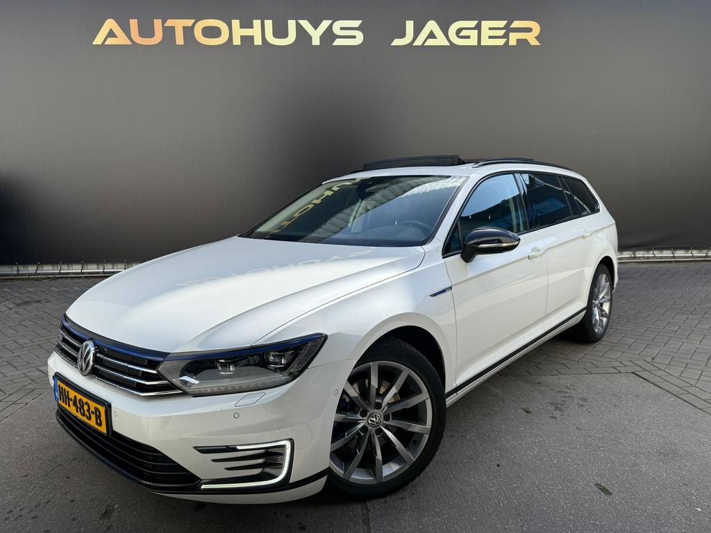Volkswagen Passat Variant 1.4 TSI GTE Highline Pano Keyless, Auto's, Wit, Hybride Elektrisch/Benzine, 1600 kg, 93 €/maand