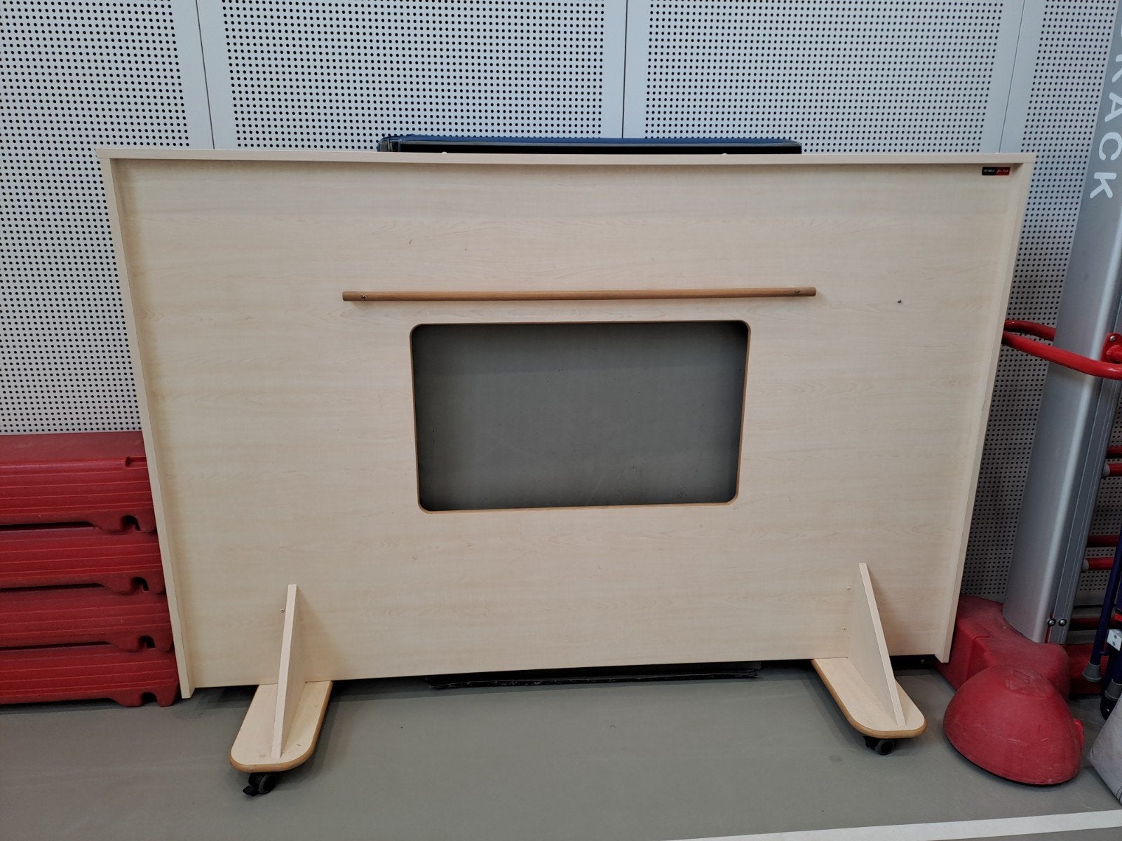 Remko for Kids Houten Speelwand met Doorkijk en Wieltjes
