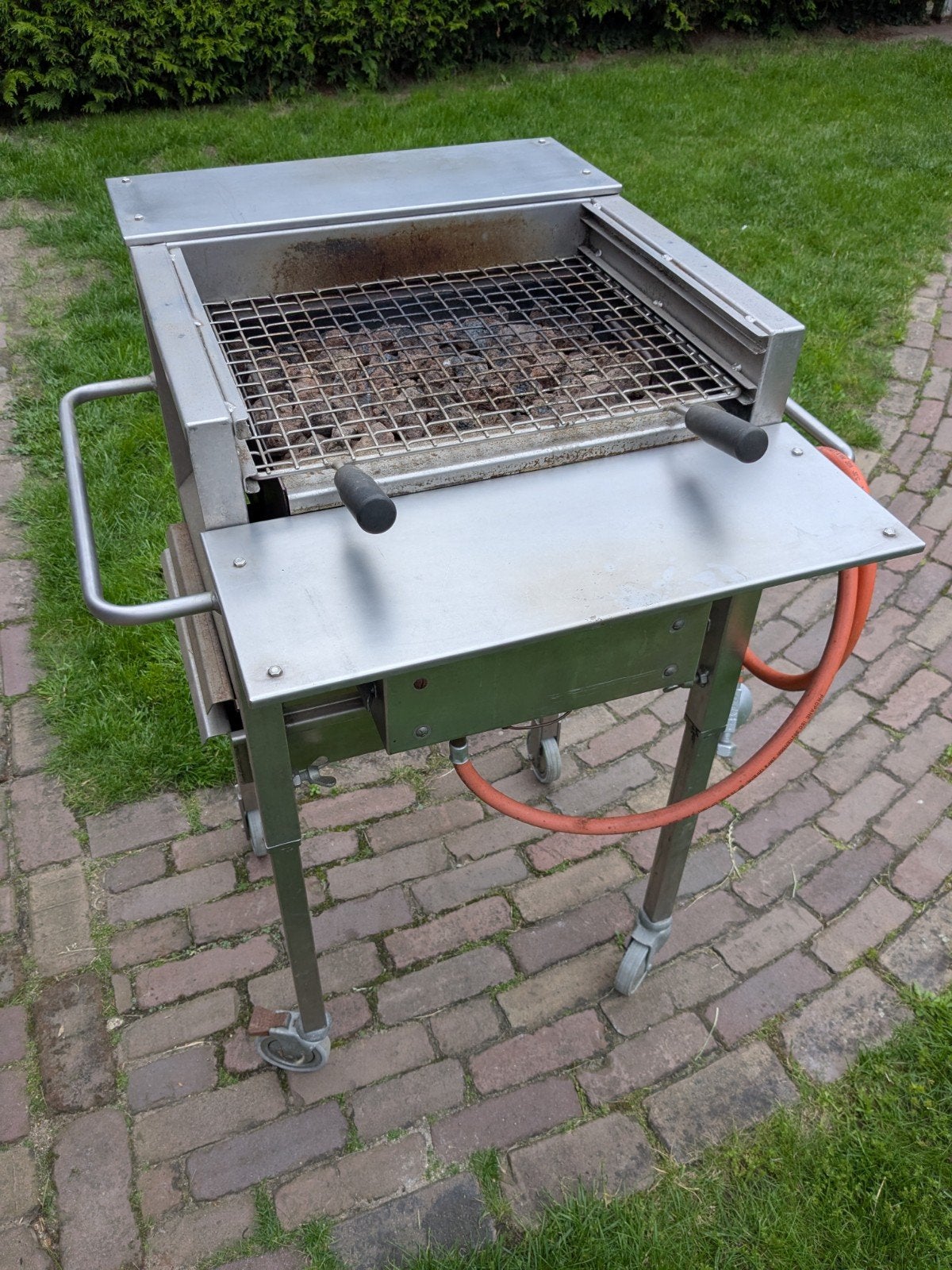 Professionele gas barbecue, grill lavasteen, RVS gasbarbecue, Ophalen, Gebruikt