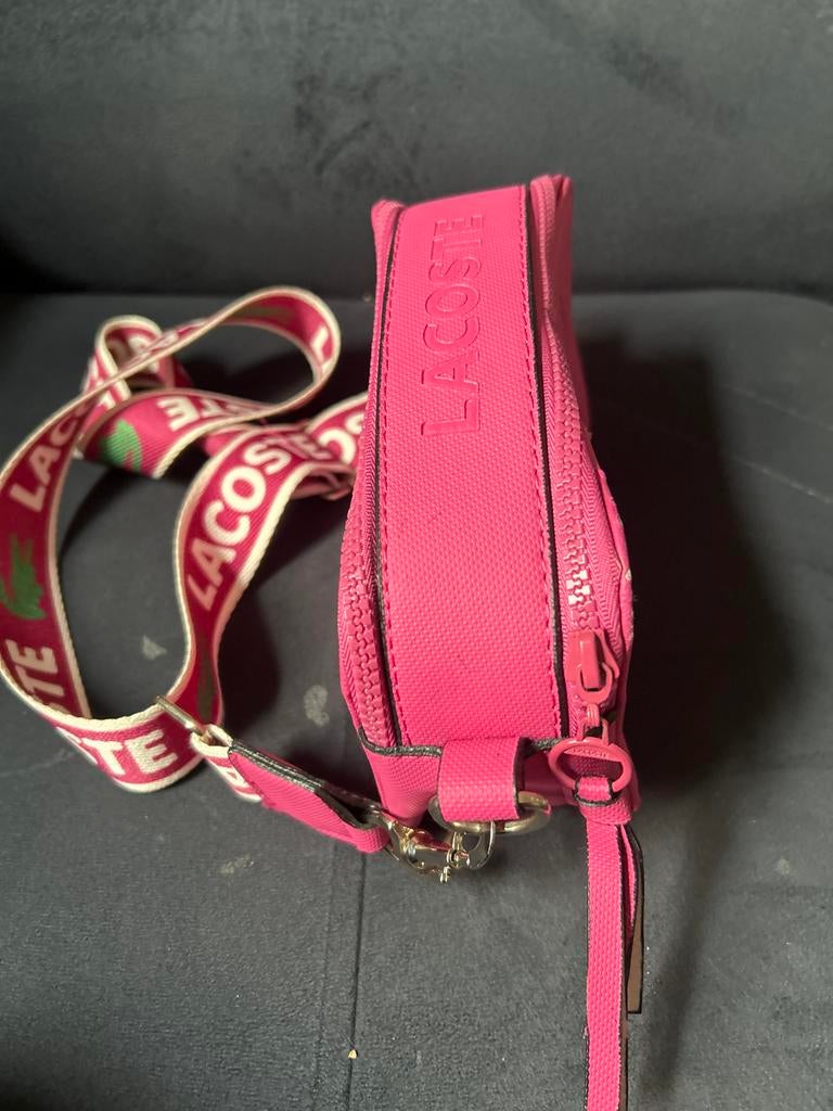 Lacoste Meisjes Tas - Stijlvol en Compact, Sieraden, Tassen en Uiterlijk, Tassen | Damestassen, Ophalen, Gebruikt, Roze, Schoudertasje