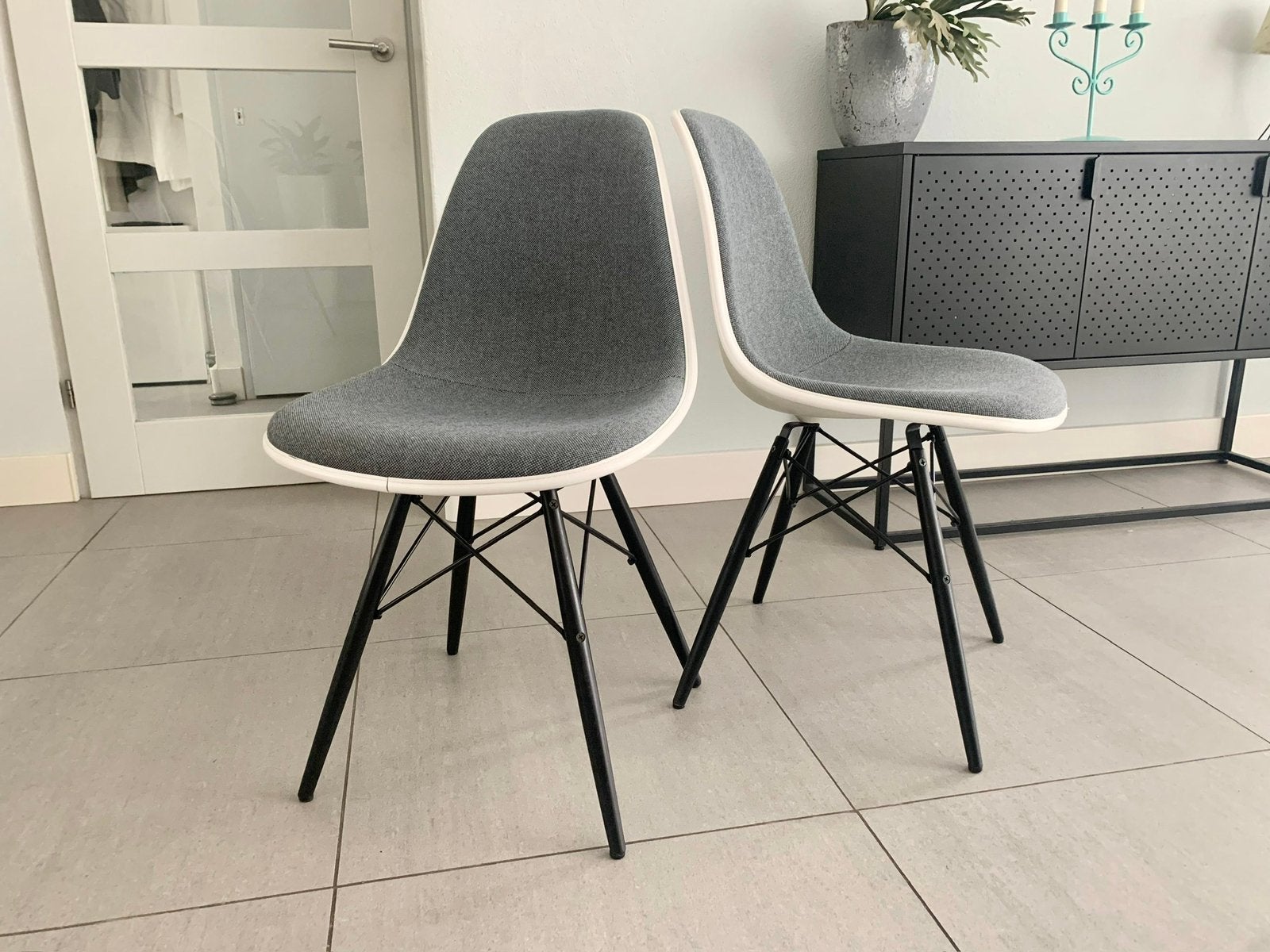 4x Vitra Eames stoelen wit gestoffeerd grijs dsw, Vitra, Wit, Ophalen of Verzenden, Zo goed als nieuw