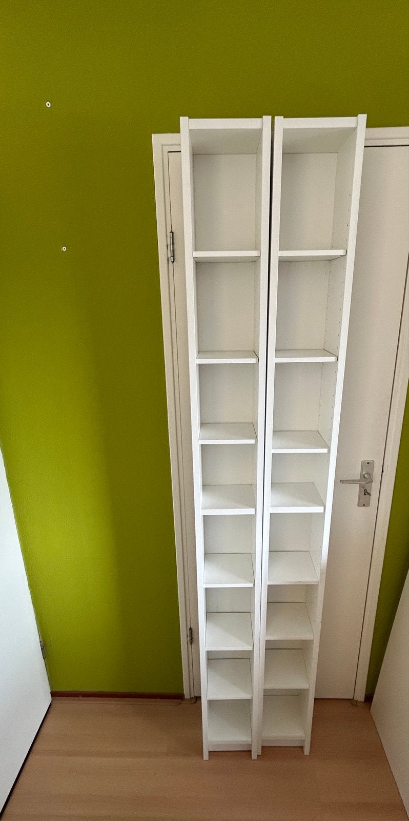 GNEDBY, Twee smalle witte boekenkasten, Ophalen, Met plank(en), Minder dan 50 cm, Gebruikt