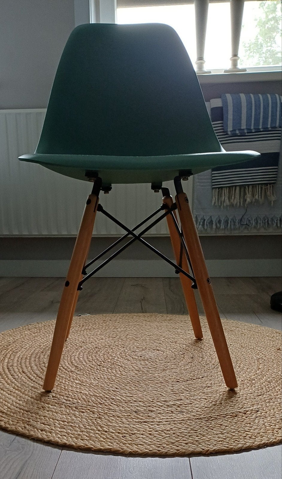 Groene Eames-stijl stoel met houten poten, Huis en Inrichting, Stoelen, Ophalen, Gebruikt, Eames-stijl, Modern, Scandinavisch