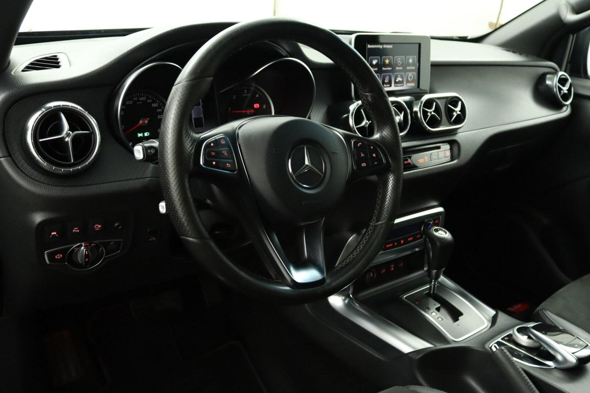 Mercedes X-klasse 250d 4x4 - Airco - Cruise - 360 graden cam, Auto's, Automaat, Gebruikt, Blauw, Leder en Stof