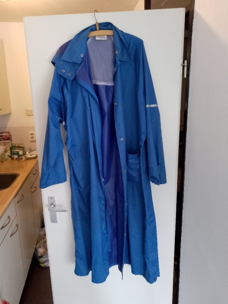Blauwe lange regenjas Maat 42, 15 €, Ophalen, Zo goed als nieuw, Regenjas, Heren