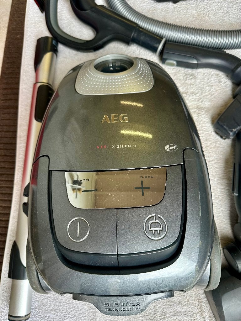 AEG VX8 X Silence stofzuiger met accessoires, Stofzak, Ophalen of Verzenden, Zo goed als nieuw, Minder dan 1200 watt