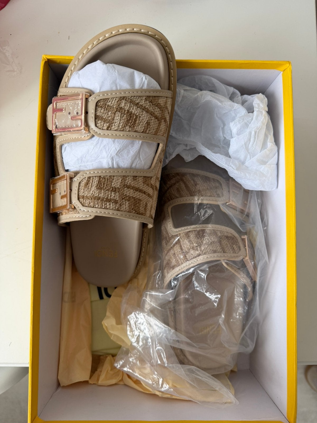 Fendi slippers maat 39 valt als 38, Ophalen of Verzenden, Nieuw