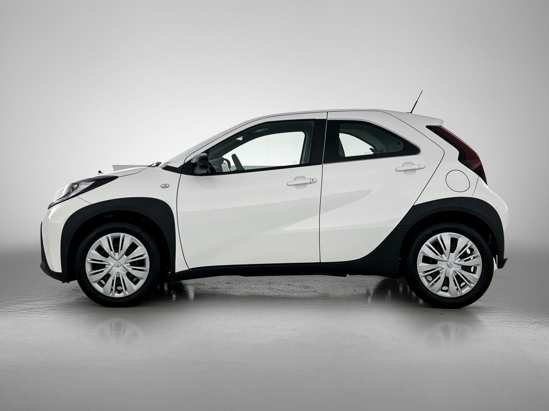 Toyota Aygo X 1.0 VVT-i MT Play *NIEUW* | Direct leverbaar!, Auto's, 12 maanden, Stof, Euro 6, 920 kg