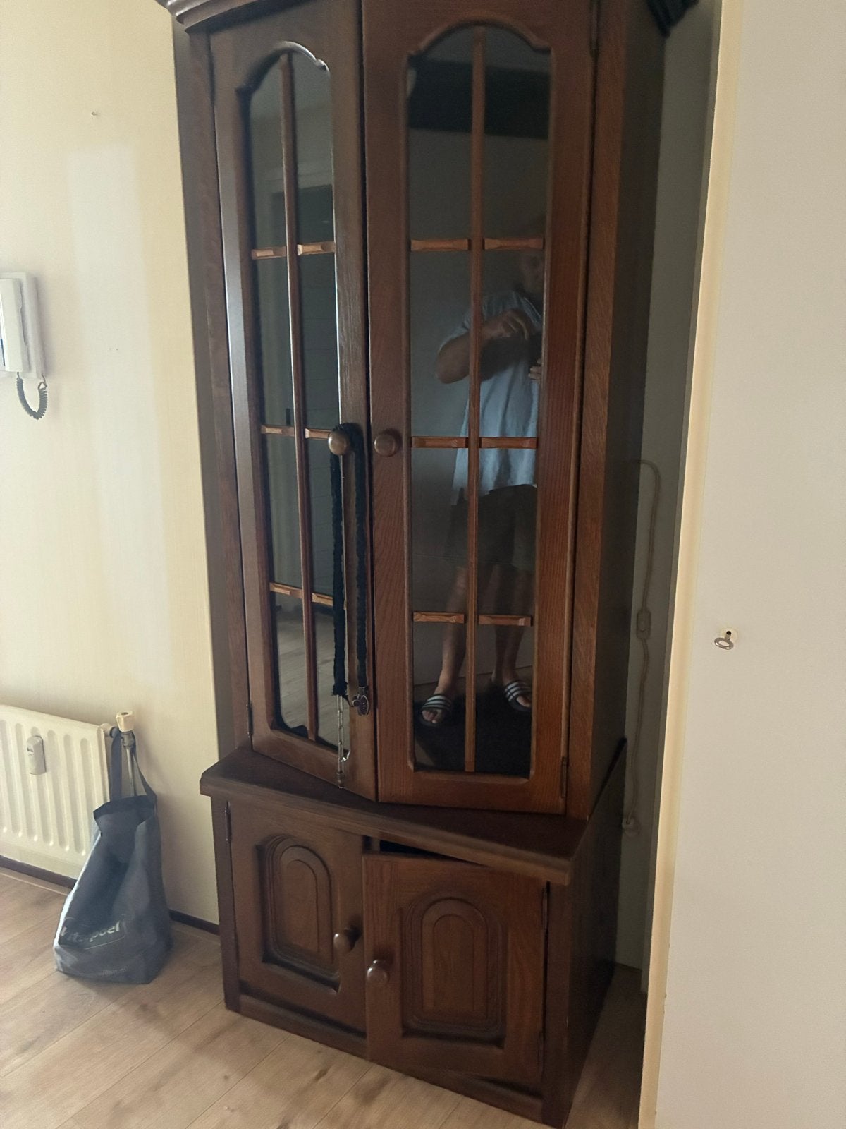 Houten vitrinekast GRATIS. met onderkast. Gratis, Ophalen, Gebruikt