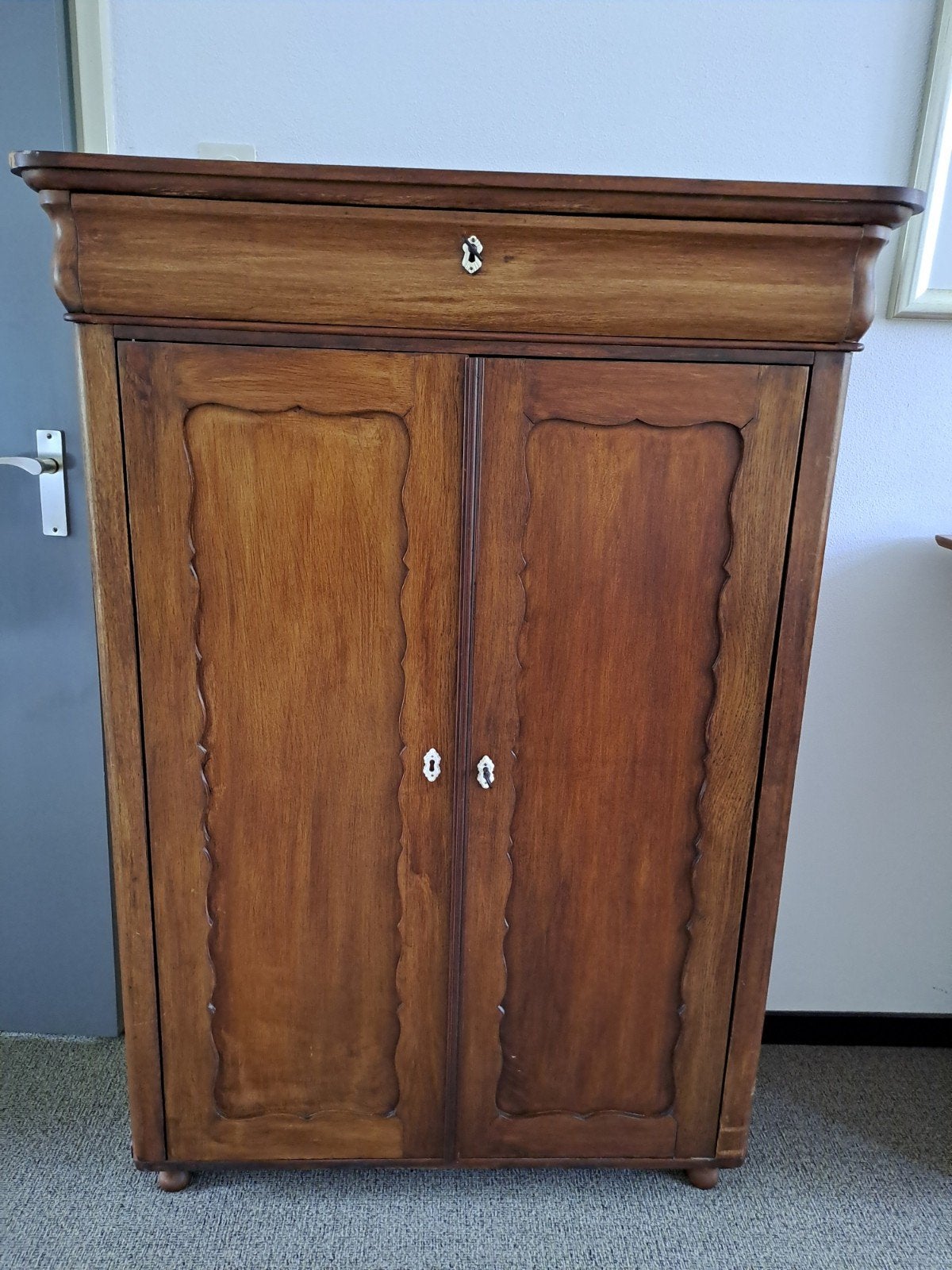 Antieke houten kast met lade en planken, Ophalen