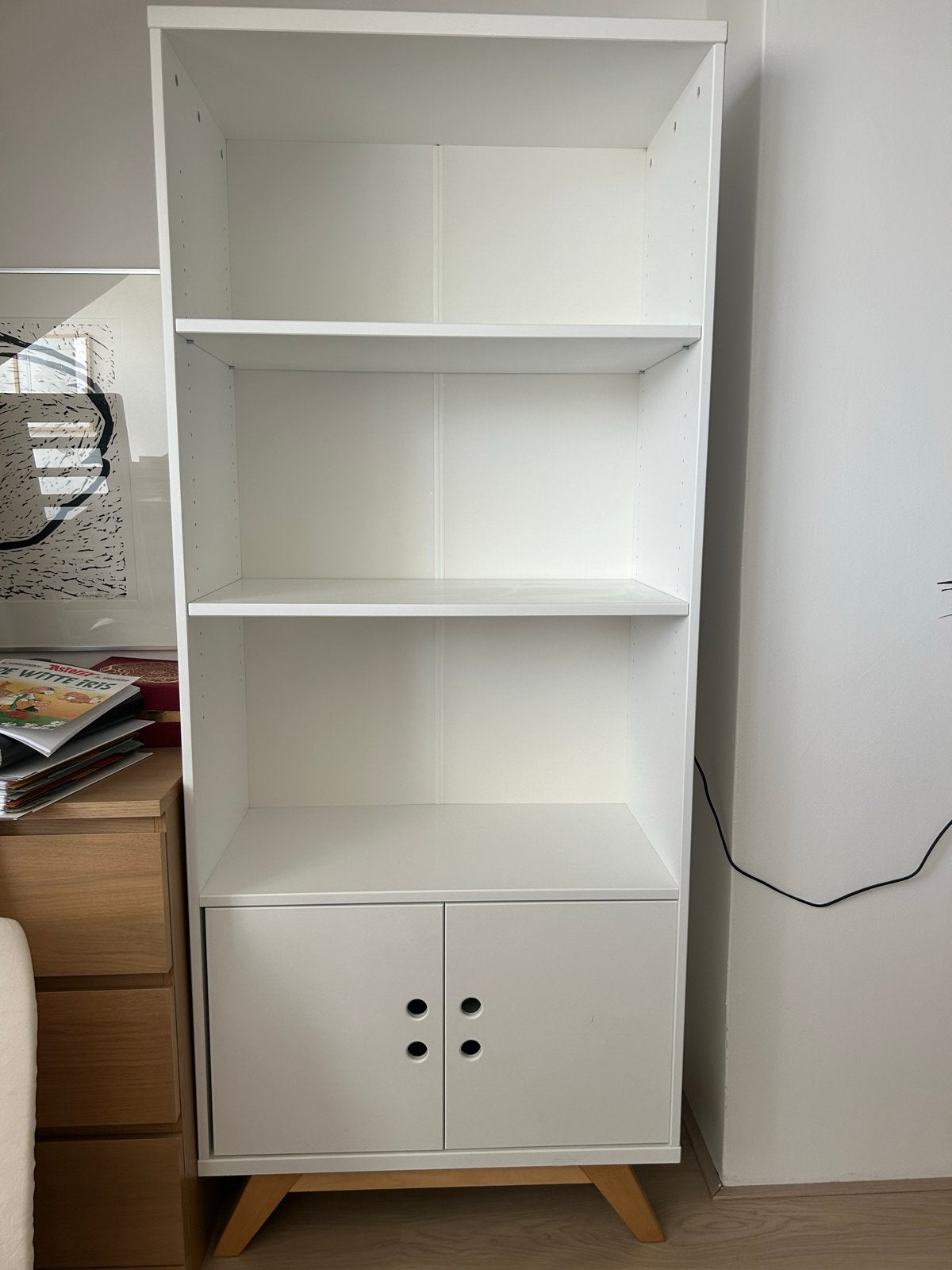 Witte kast met deurtjes en houten poten, Ophalen, Gebruikt, 50 tot 100 cm, 150 tot 200 cm