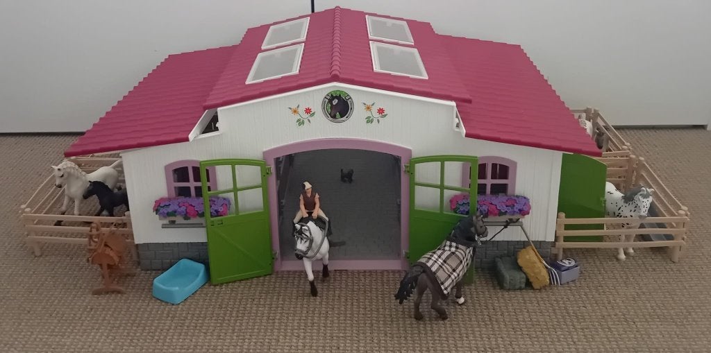Schleich paardenmanege + paardenwasstraat + wedstrijd iets, Ophalen of Verzenden, Zo goed als nieuw