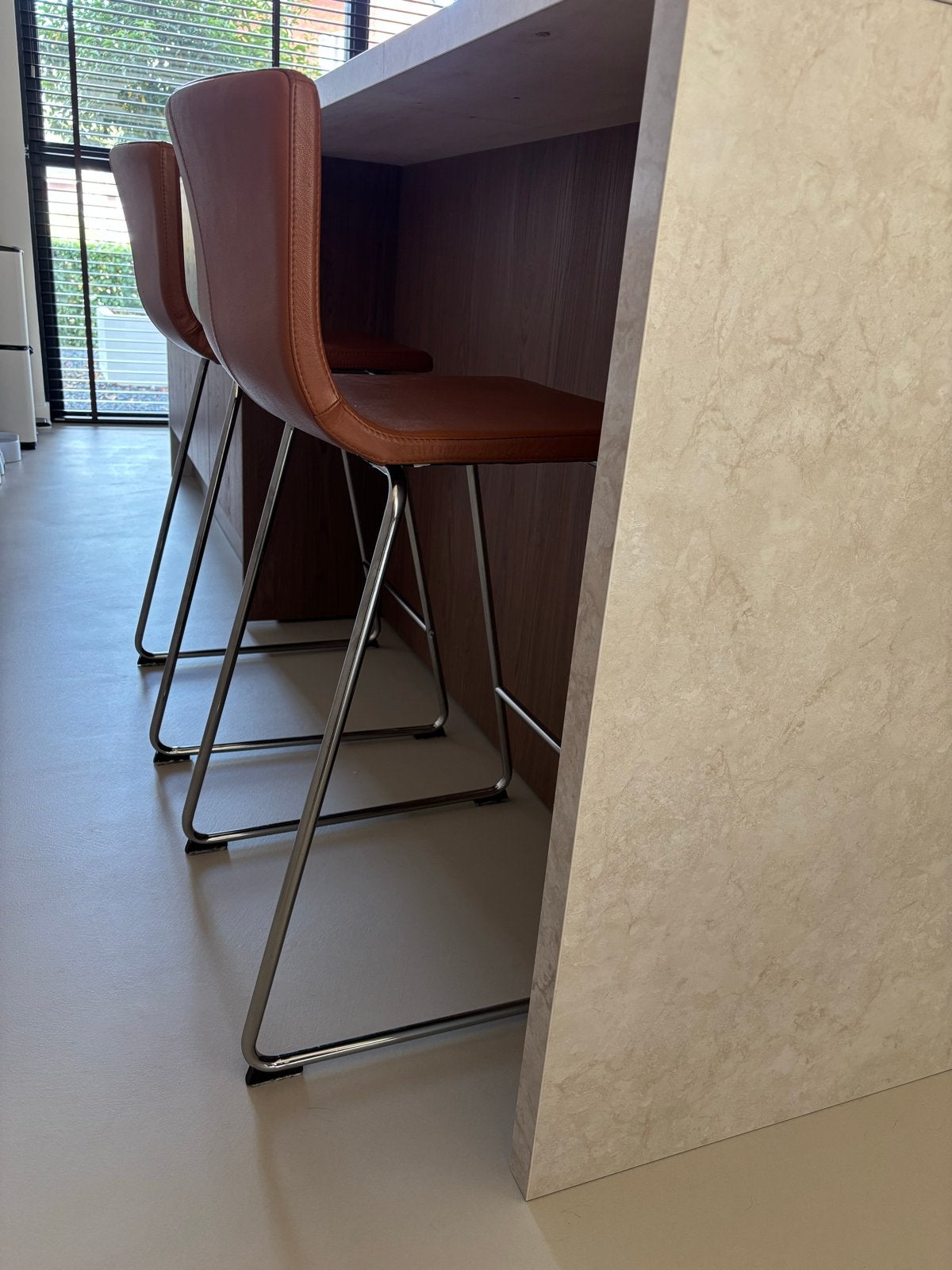 Twee barkrukken met leuning, zithoogte 66 cm, Ophalen, Gebruikt, Met voetsteun, 60 tot 90 cm