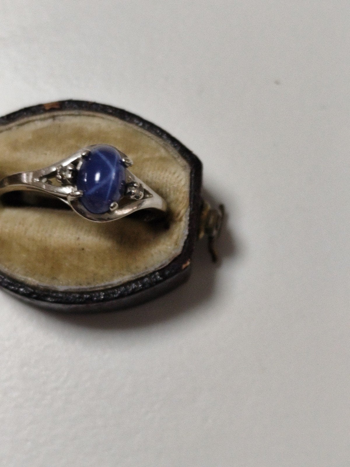 10k wit gouden ring met stersaffier, Verzenden, Goud
