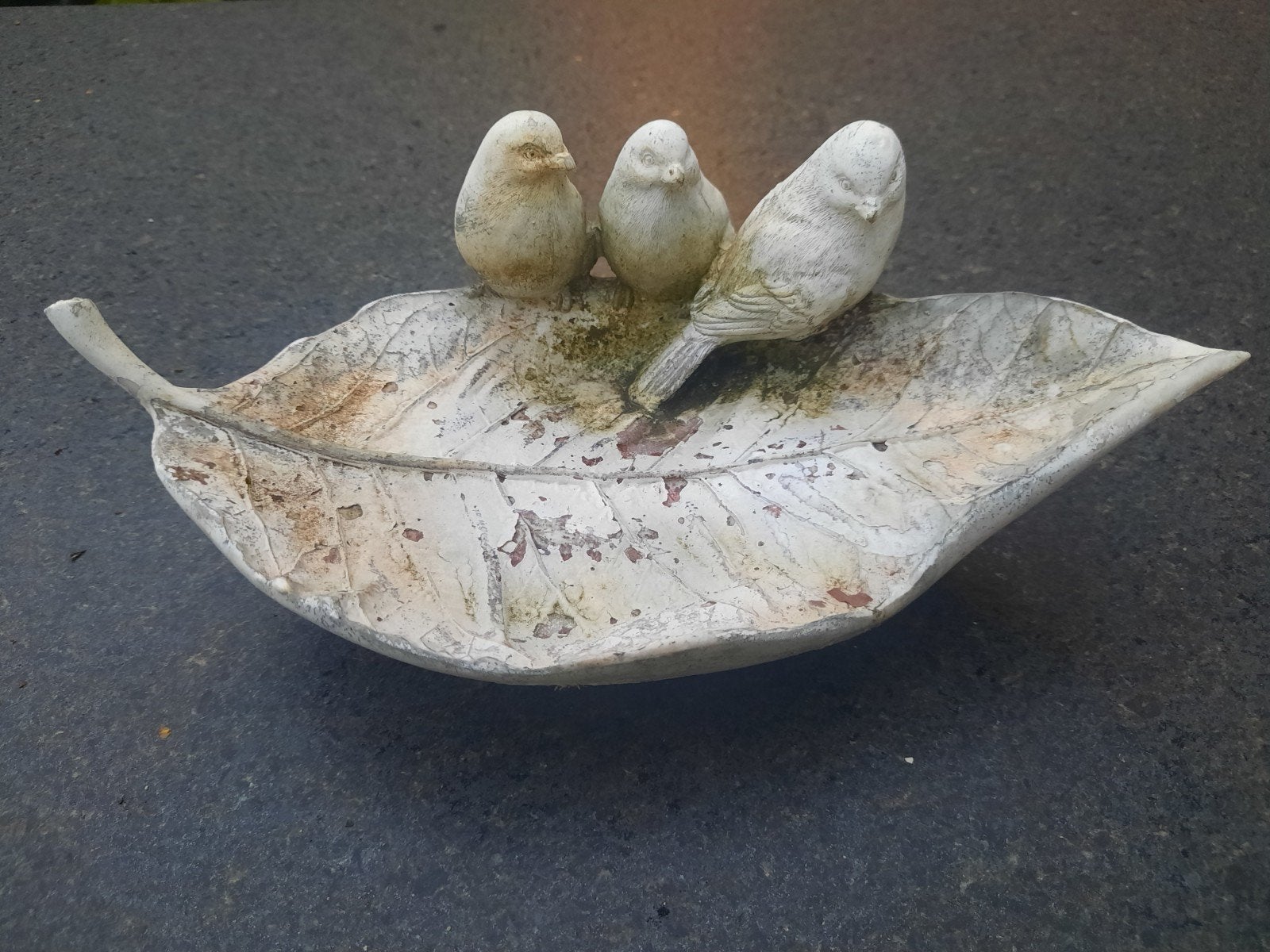 Stenen vogeldrinkbakje in blad vorm met vogeltjes, Ophalen of Verzenden, Gebruikt, Steen, Dierenbeeld