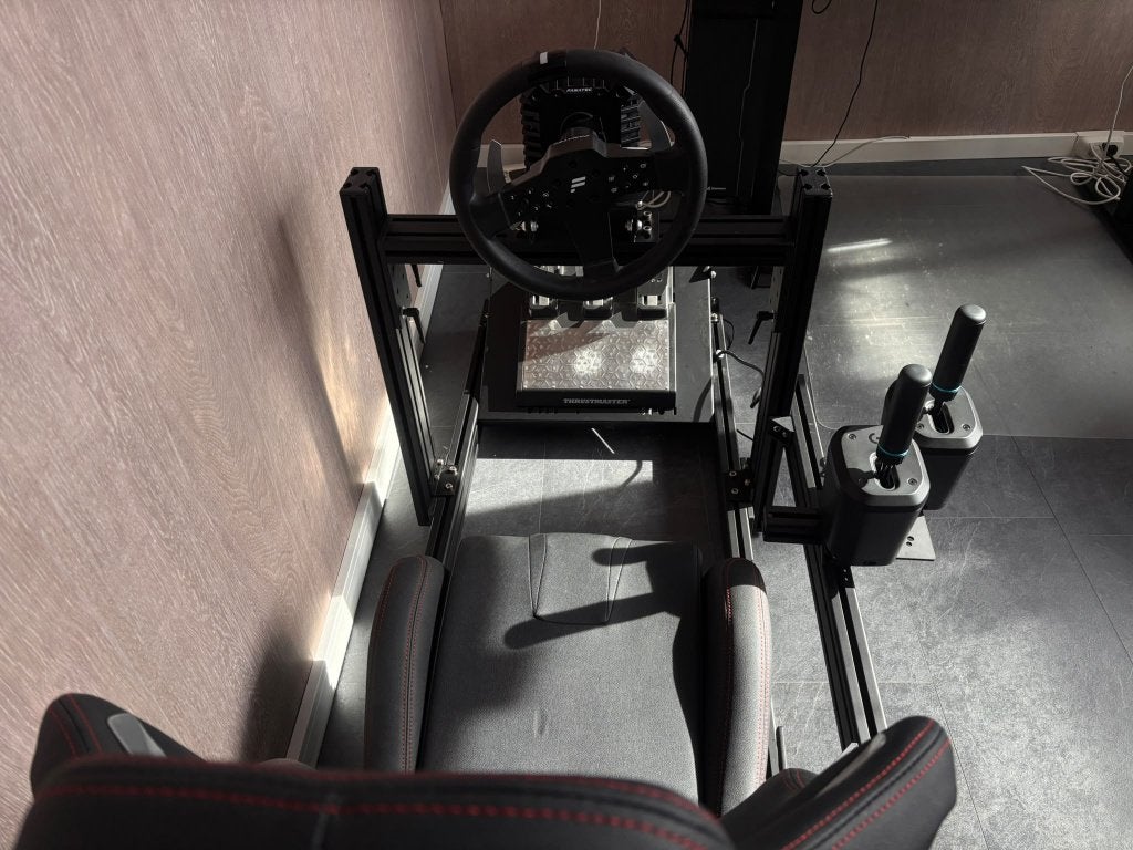 Foto 4 van Complete Racing Sim - DD 8Nm / GT Omega / T-LCM / 2x Shifter