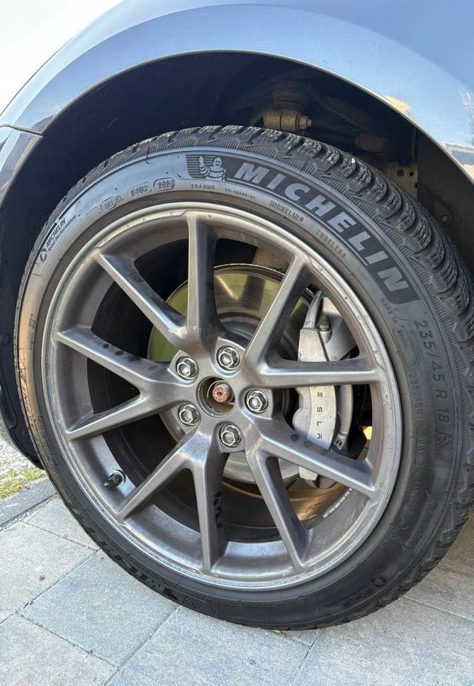 Tesla 18 inch OEM Aero velgen set + 4x aero wieldop Michelin, Auto diversen, Wieldoppen, Ophalen
