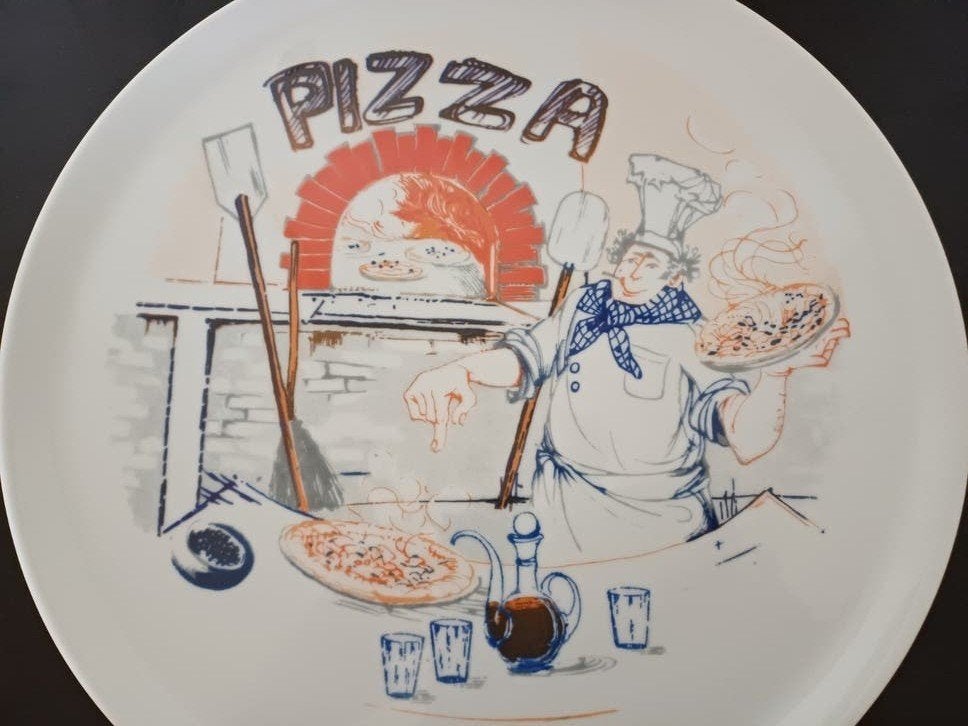 2x Pizzabord met kok en pizza oven design, Keramiek, Ophalen of Verzenden, Zo goed als nieuw, Bord(en)