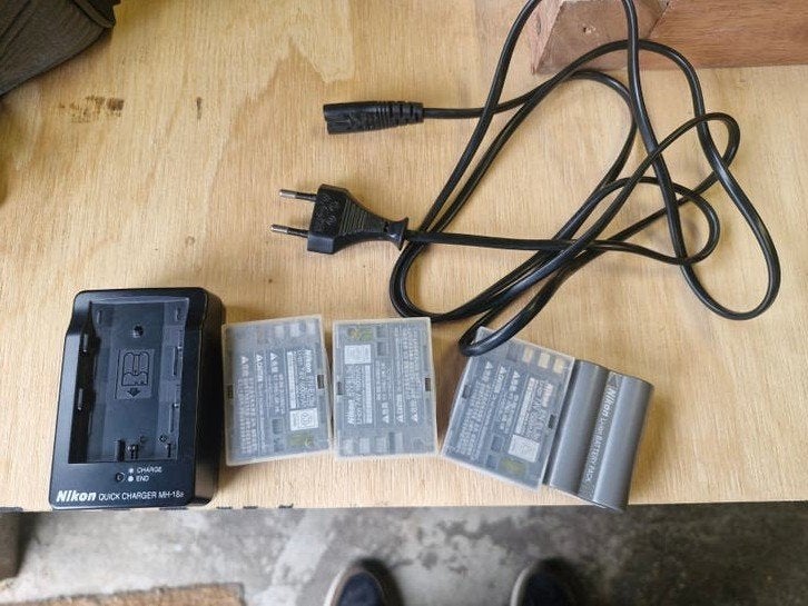 nikon sneloplader met 4 accu's, Ophalen of Verzenden