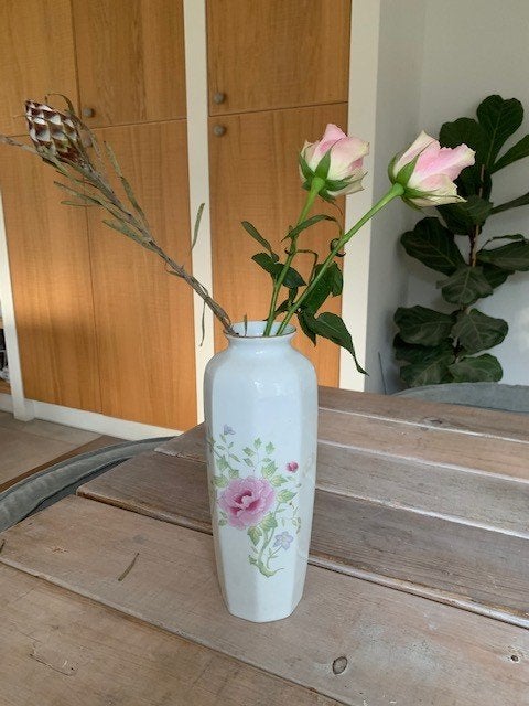 Romantische langwerpige vaas porselein. Wit met rose roosje., Huis en Inrichting, Woonaccessoires | Vazen, Ophalen, Overige kleuren