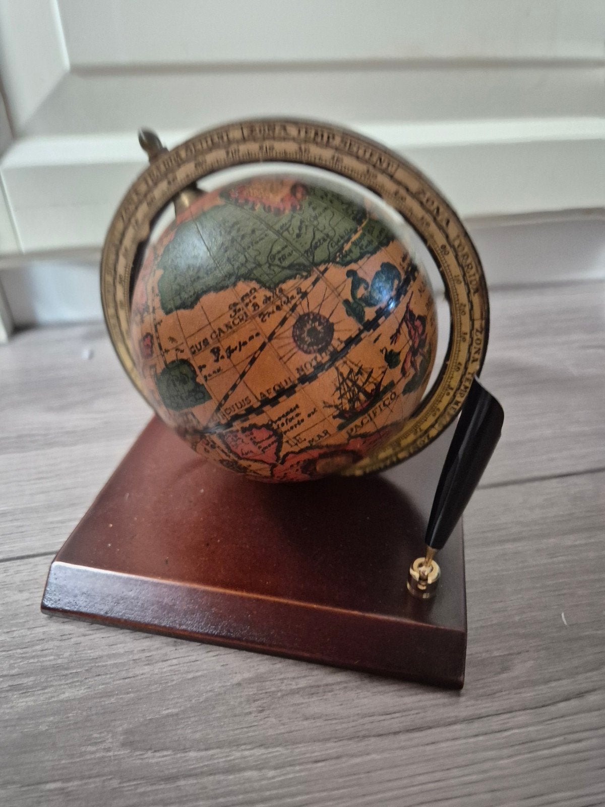 Decoratieve wereldbol met penhouder - Vintage stijl, Antiek en Kunst, Ophalen of Verzenden