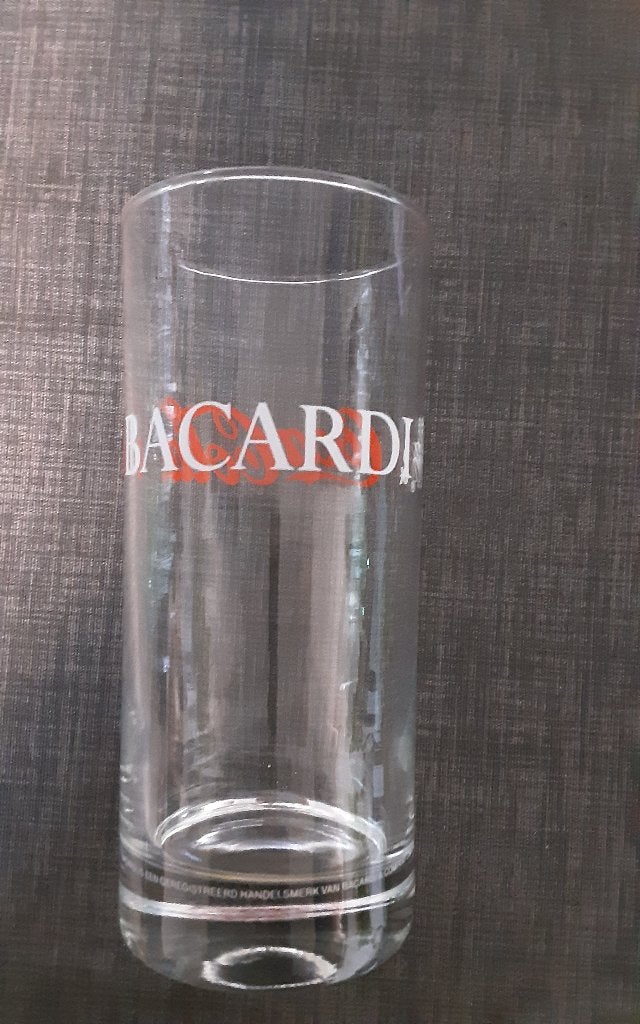 BACARDI & COLA glas, witte en rode logo (#5), Ophalen of Verzenden, Zo goed als nieuw, Borrel- of Shotglas