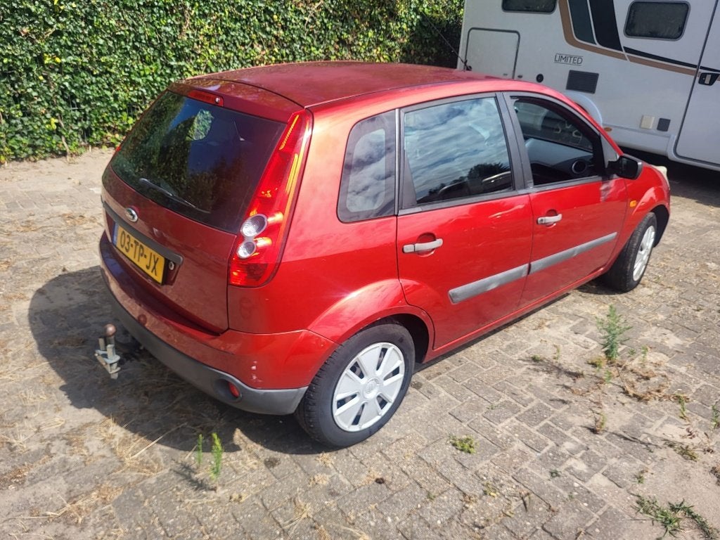 Ford Fiësta 1.25 16V 5DR 2007 Rood, Auto's, Ford, Voorwielaandrijving, Stof, 4 cilinders, Origineel Nederlands