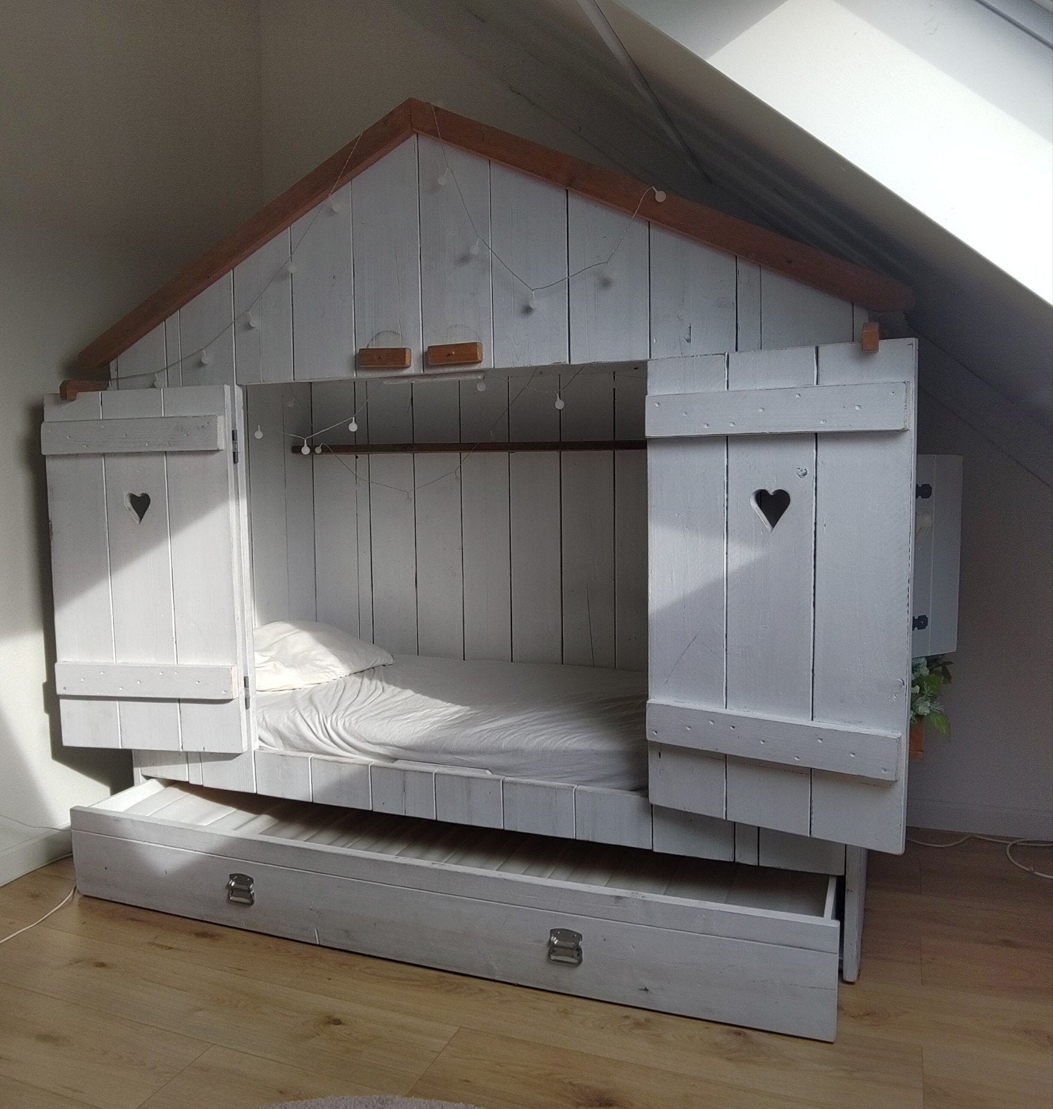 Uniek huisbed met uitschuiflade en luikjes, Ophalen, Gebruikt, 100 cm of meer, Lattenbodem