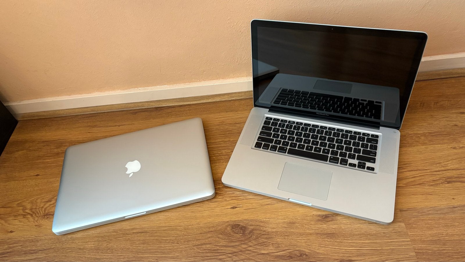 Twee MacBook Pro's, Gebruikt, 2 tot 3 Ghz, Onbekend, Ophalen