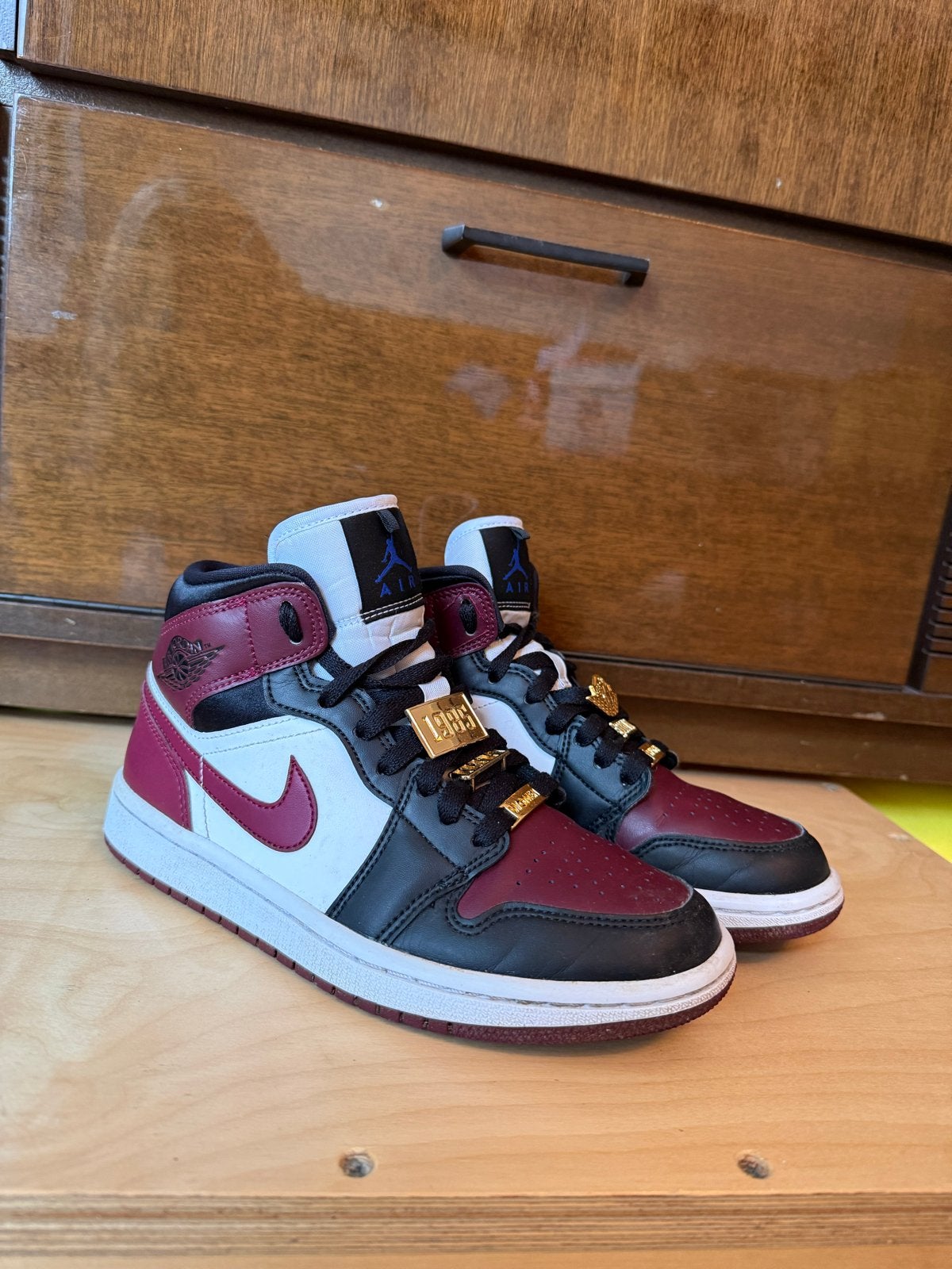 Nike Air Jordan 1 Mid SE 'Dark Beetroot' mt 36,5 CZ4385-016, Ophalen of Verzenden, Zo goed als nieuw, Zwart, Sneakers of Gympen