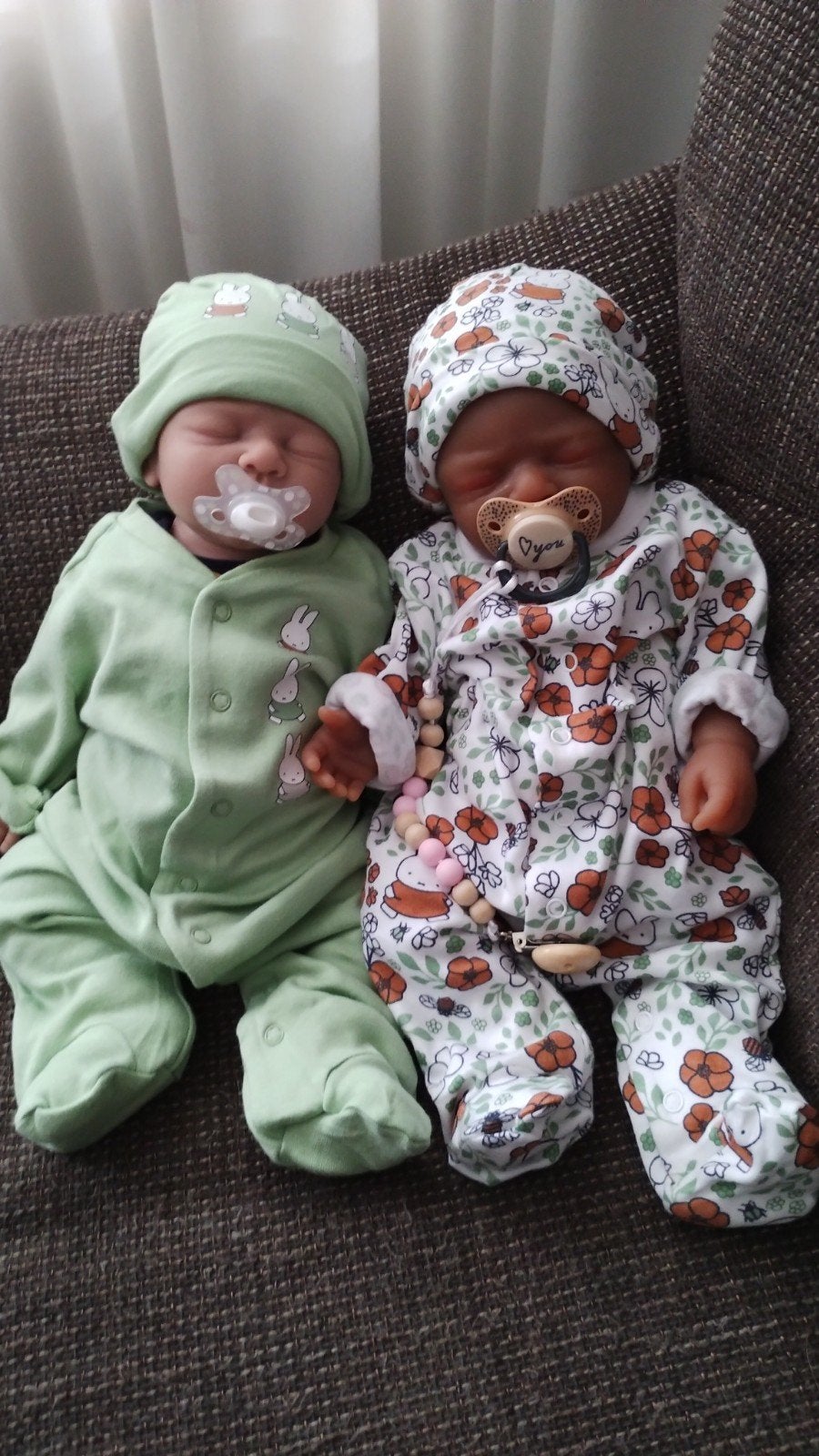 Twee siliconen reborn baby's - Licht en donker, Verzamelen, Ophalen of Verzenden, Zo goed als nieuw, Babypop, Levensecht of Reborn