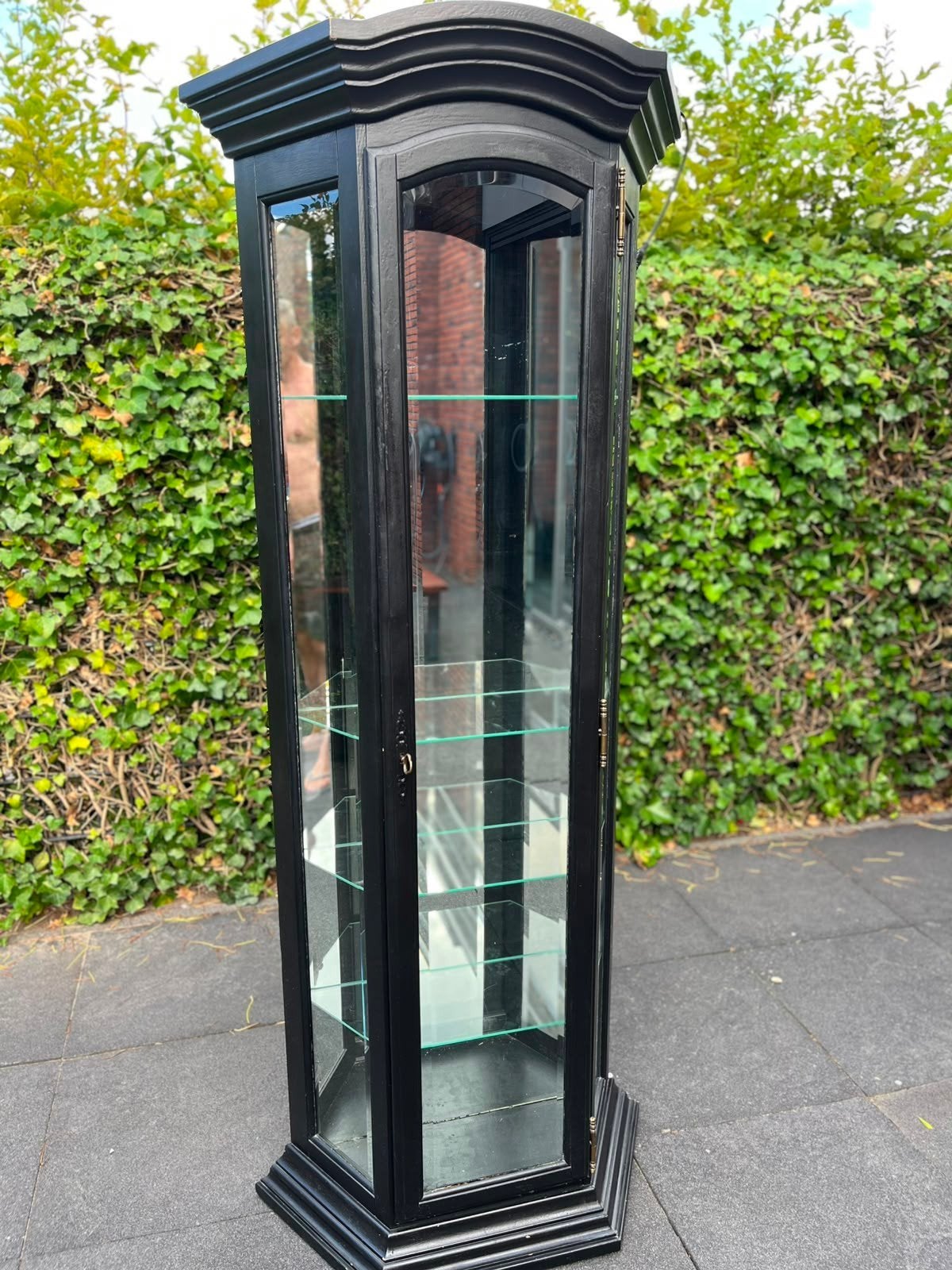 Zwarte vitrinekast met glazen planken, Ophalen, Klassiek, Overige houtsoorten, 50 tot 100 cm