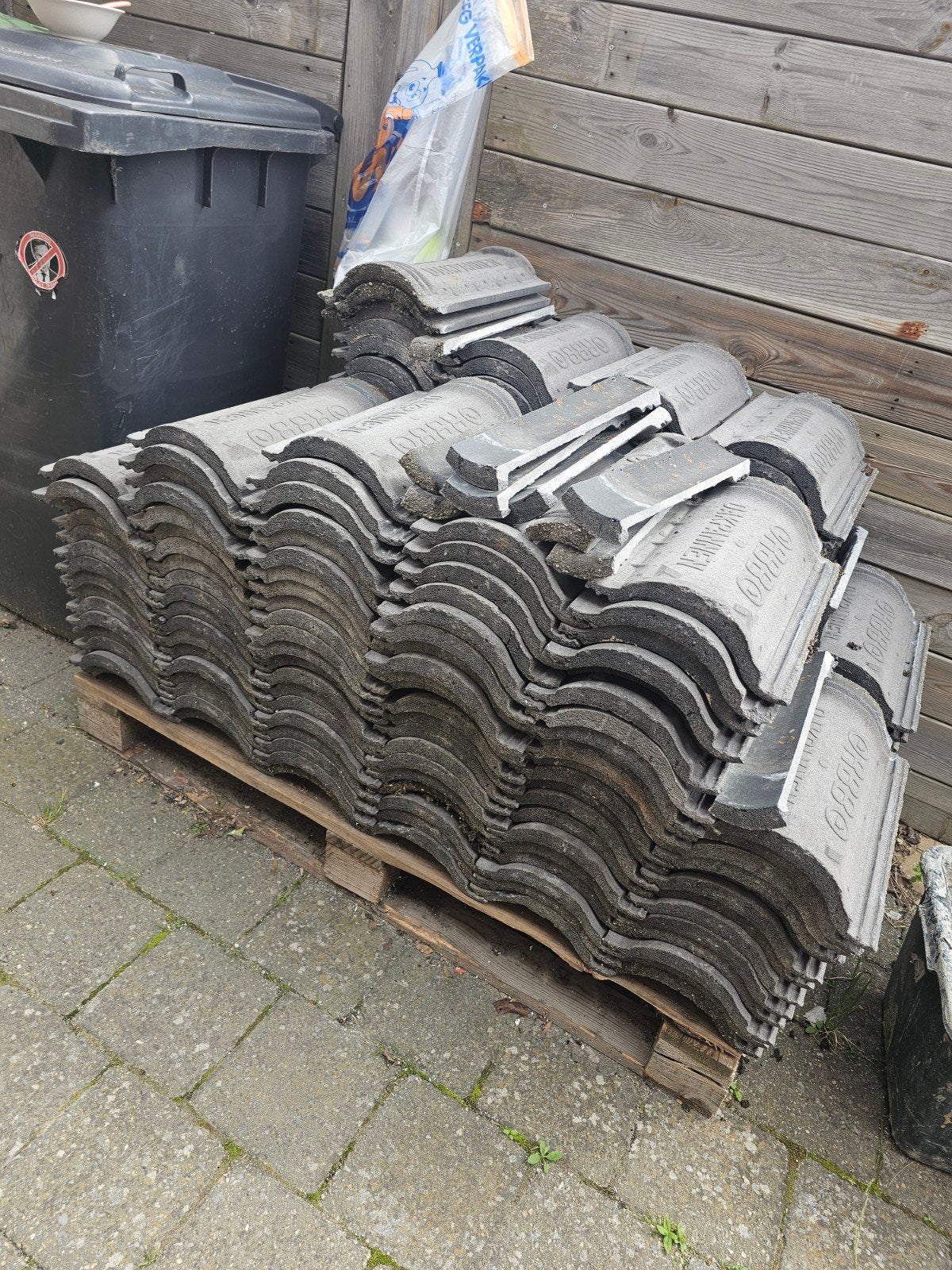 Mooie antraciet halve dakpannen - ideaal voor dakkapel, Ophalen, Gebruikt, Steen of Klei, Minder dan 5 m²