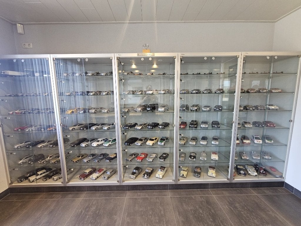 Glazen vitrinekasten + Grote verzameling modelauto's, Huis en Inrichting, Ophalen, Met deur(en), 50 tot 100 cm, Zo goed als nieuw